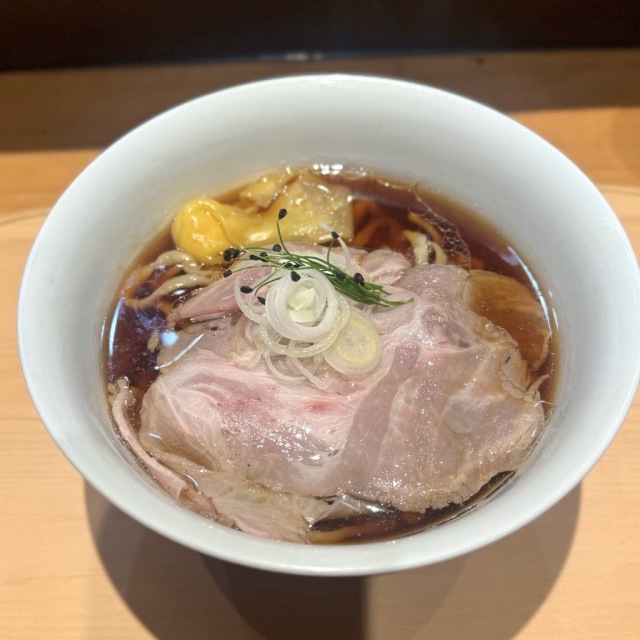 カウンターのみの８席で、前菜、ラーメン、牛肉onご飯、かき氷というコース仕立て。