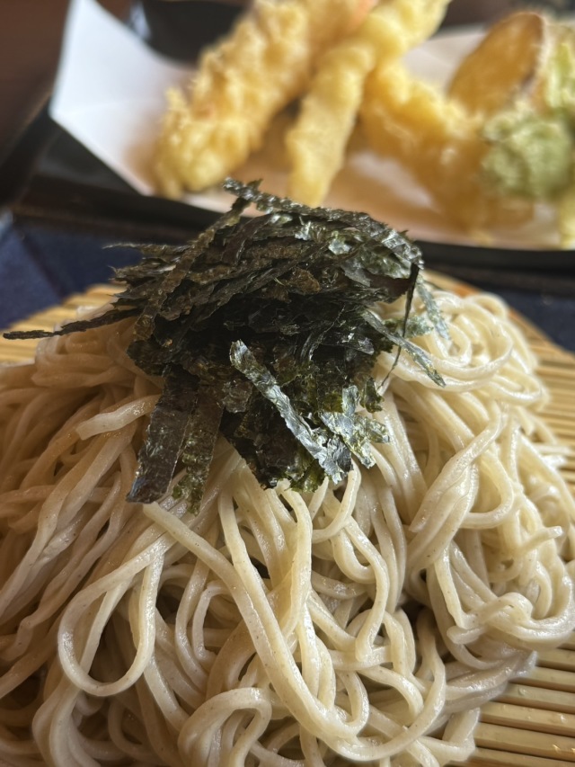 色の良いロケーションにある本格的な蕎麦の店