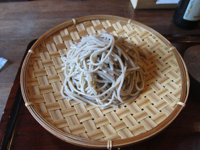 住宅街の中で東京風のおそばを味わう