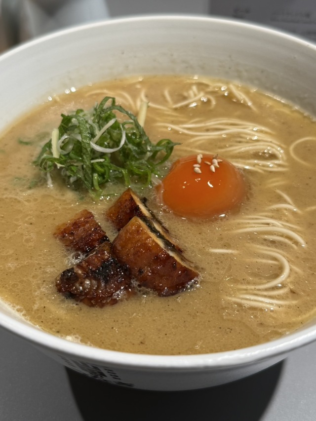 うなぎ養殖専門会社だからこそ！うなぎの骨を大量に炊き込んだ“めちゃくちゃ濃厚で食べ応えがある”ラーメン