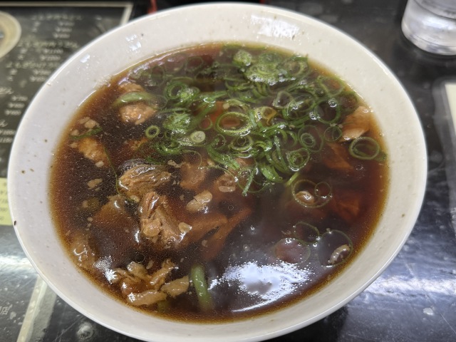 朝6:30に翡翠麺×黒旨スープが襲来する“衝撃肉うどん”