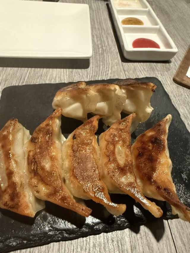 日曜日も空いてる餃子とシャンパンやワインを楽しむお店