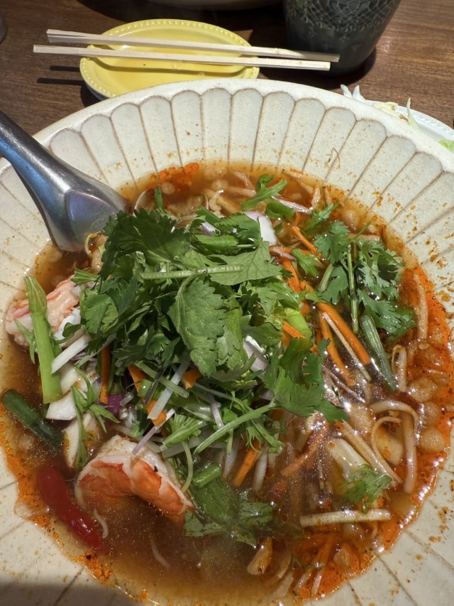 ランチタイムもいくつかの種類のタイ料理が食べられる
