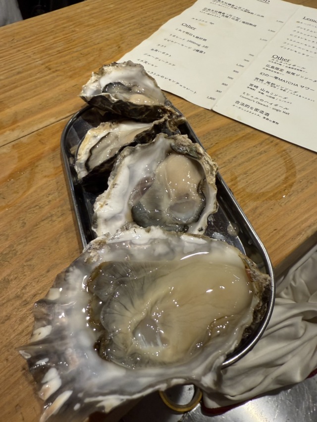 広島の繁華街で、レモンサワーと生牡蠣を中心としたメニュー構成の立ち飲みバー