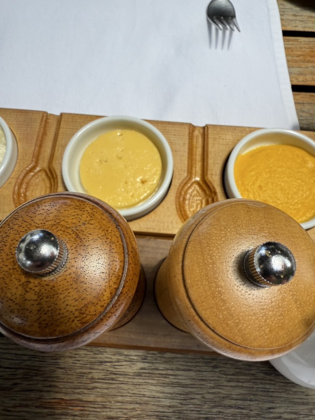 ブータン料理とオーソドックスな料理を楽しめる