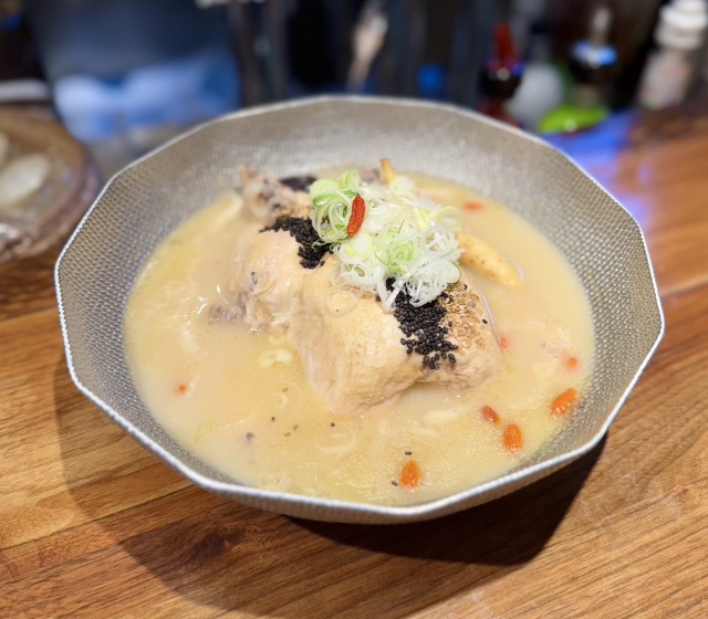ホスピタリティ満載な"現代版（ヒョンデ）参鶏湯"も楽しめる超絶人気韓国料理店