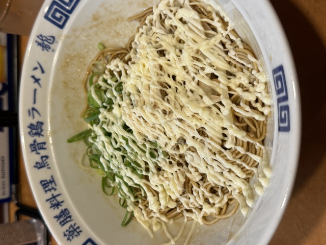 烏骨鶏×醤油ラードの濃厚薬膳まぜそばが、深夜の胃袋に突き刺さる