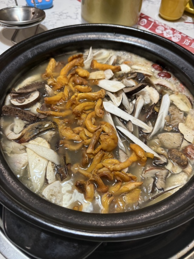 鶏出汁にハムや松茸などを加えたキノコ鍋