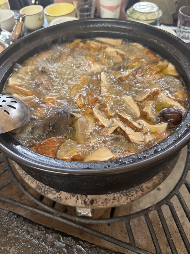 松茸やポルチーニのキノコ鍋が美味い