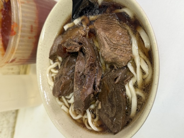 深夜も朝も、ローカルの正解。紅焼牛肉麺で台北を啜る