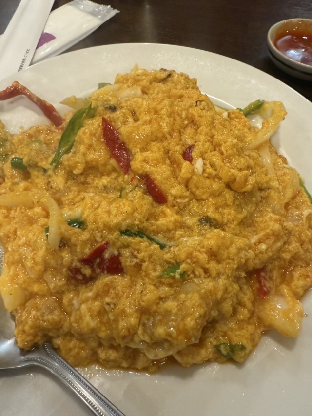 雑居ビル地下にある雑多な感じのタイ料理店