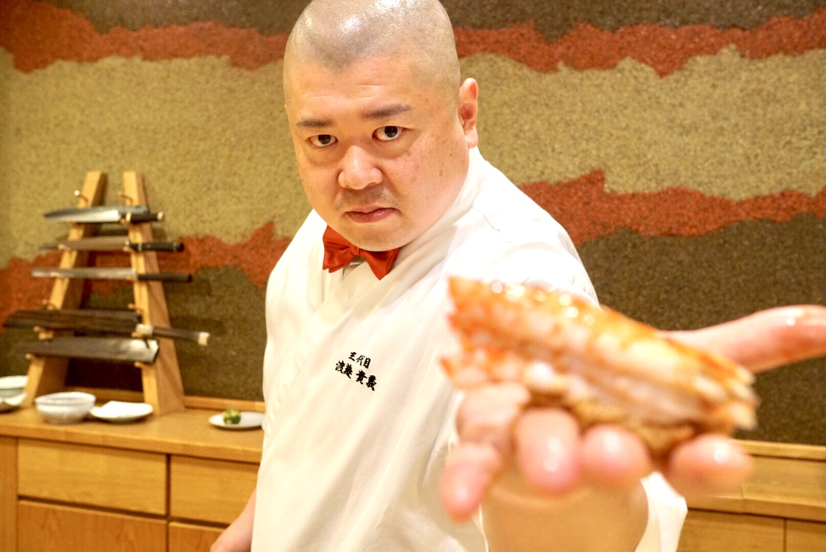 圧倒的なパフォーマンス力と極上のネタ、新時代の寿司屋『照寿司』