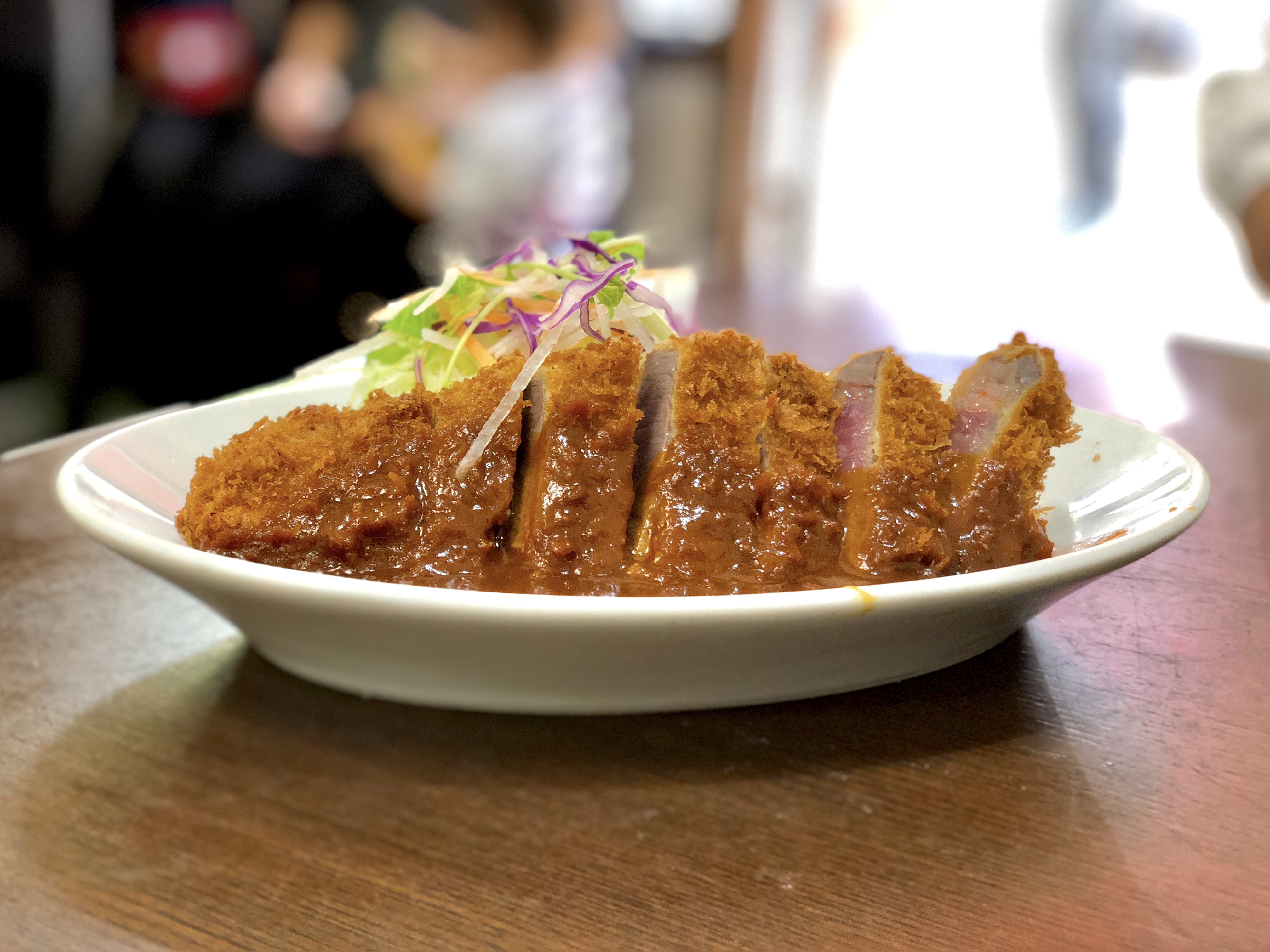 老舗の洋食屋の殿堂！「洋食の朝日」でレア感たっぷりのビフカツを味わう。
