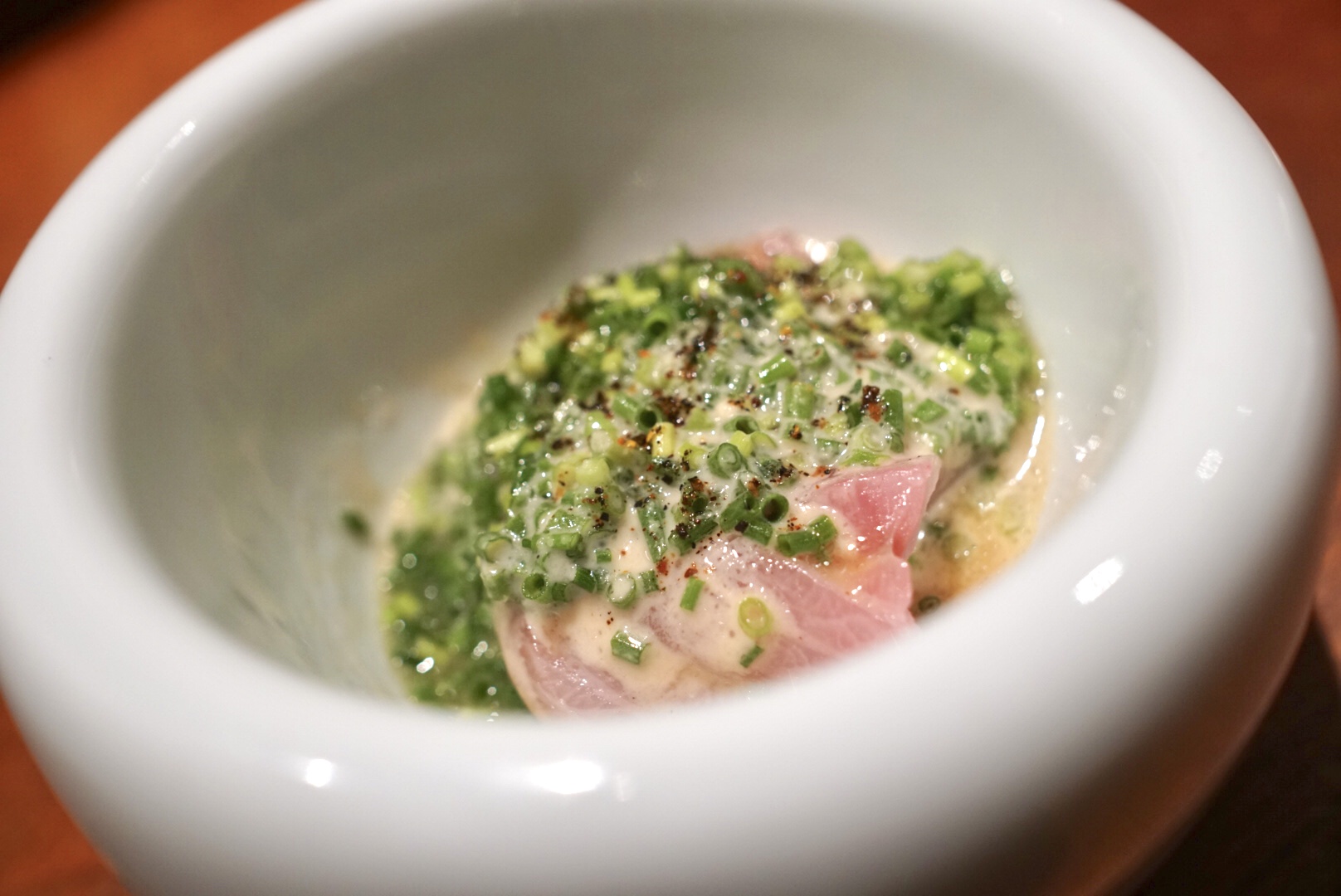 謎に包まれた予約の取れないレストラン「Comptoir Feu (コントワール フー)」で、高級食材を操るシェフの才能に脱帽！