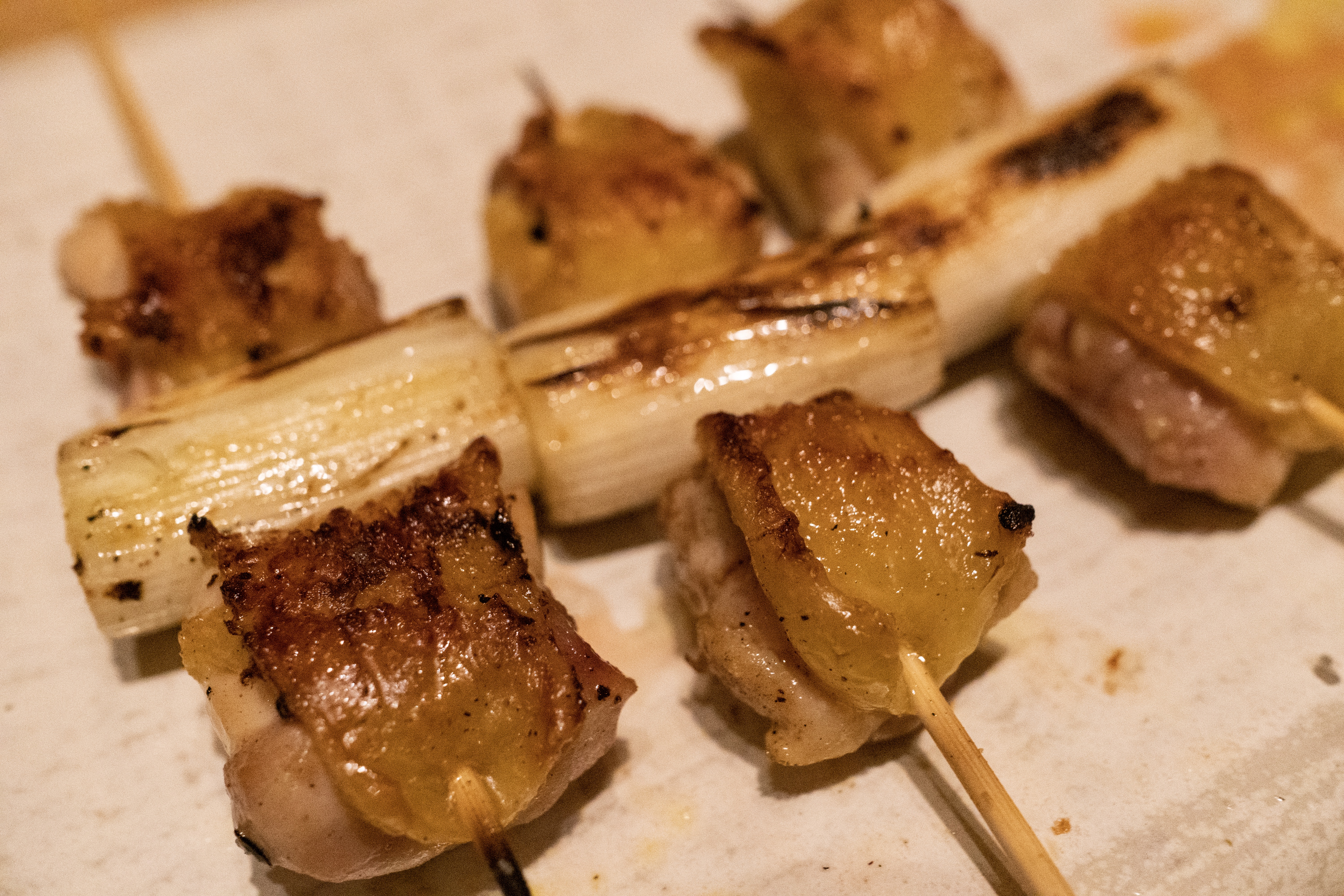 火入れが絶妙なしっとりレバーに唸ること間違いなし！人気焼き鳥店「とり茶太郎」