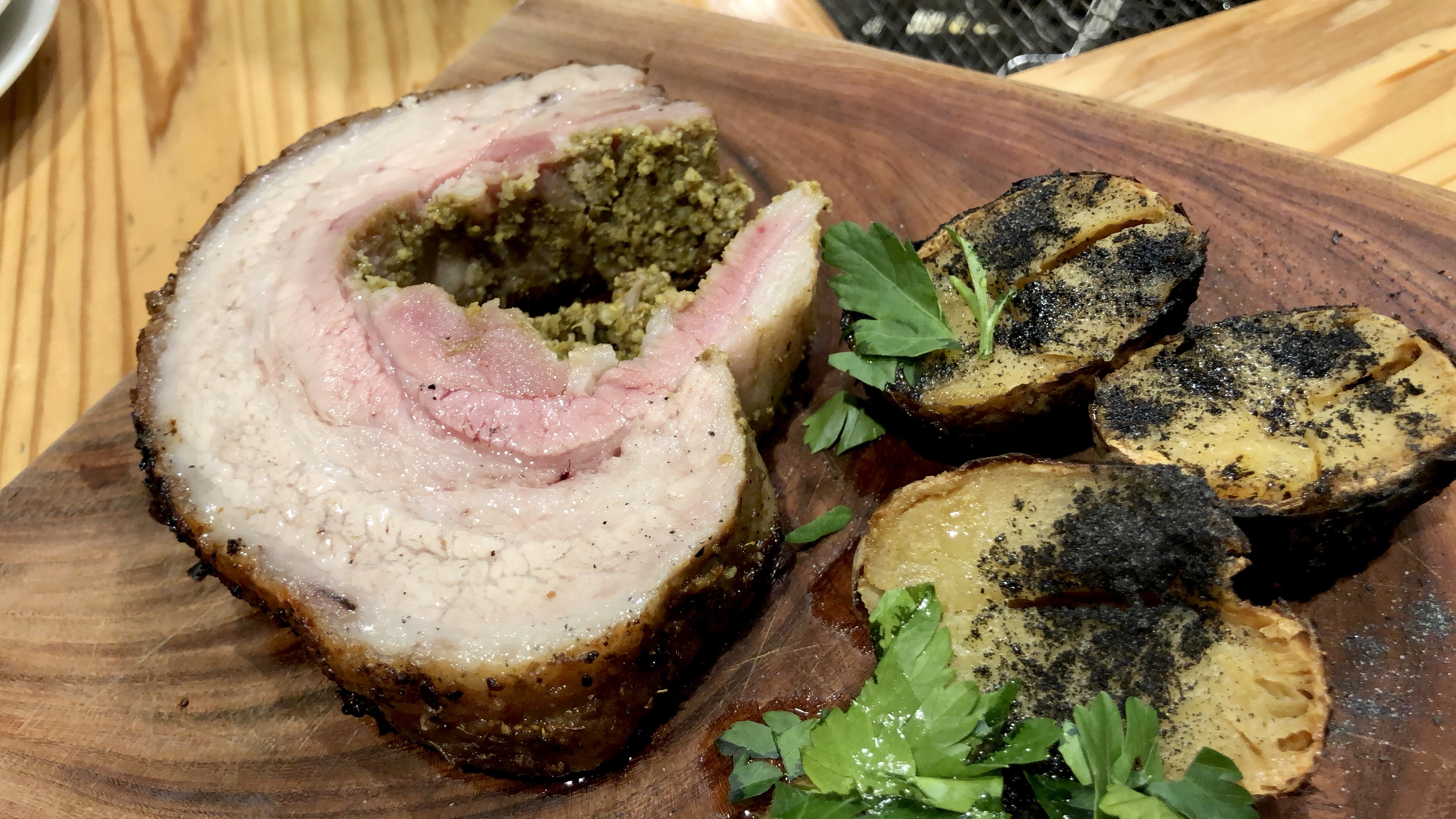 ライブ感溢れる焚き火イタリアン『falo(ファロ)』は料理もコスパも凄かった！