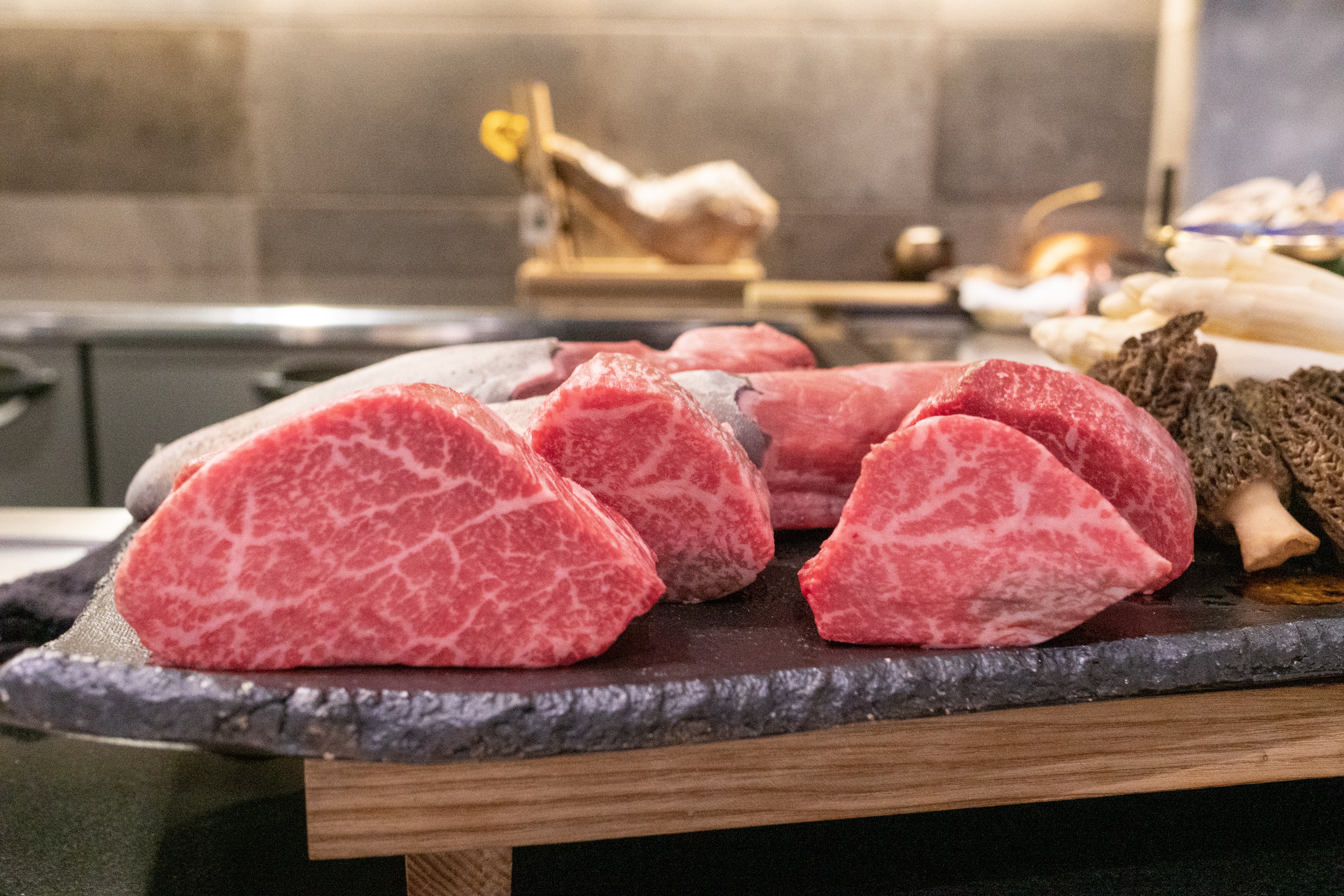 極上の味を堪能できるのは会員33名のみ！秘密の会員制レストラン・鉄板焼き『HIBACHI』に潜入！